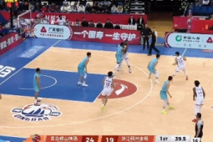 对位挺激烈！约翰逊和米奇卡位时出现小纠缠 裁判吹米奇犯规