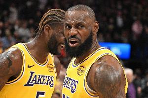 夸梅：艾顿突然不会打球了 詹姆斯不给他球&被人随便过让艾顿补防